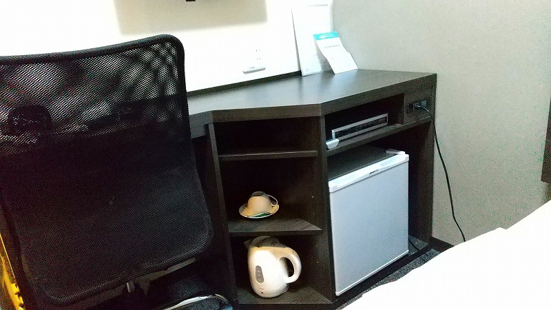 冷蔵庫はデスク下にあった