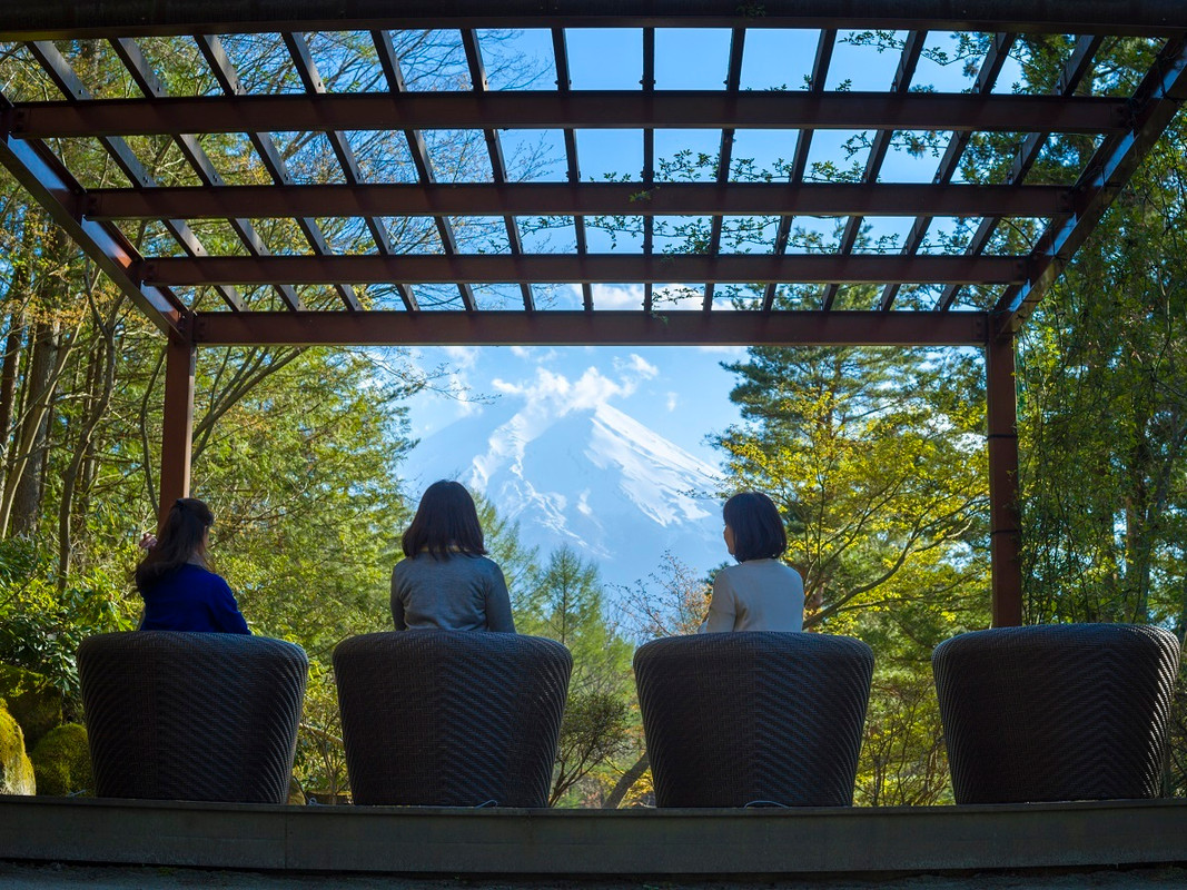 富士山を望む庭園のテラス