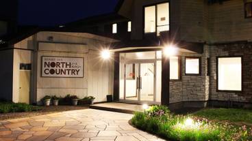 施設の正面 (日没後) / 1