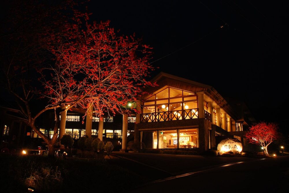 施設の正面 (日没後)