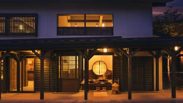 施設の正面 (日没後) / 1