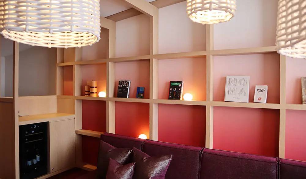 伺ったお部屋「ワインスイートメゾネット」は、昼間は家族でわいわいと、夜は大人がしっとりワインを楽しめる空間もありとても素敵な客室でした。