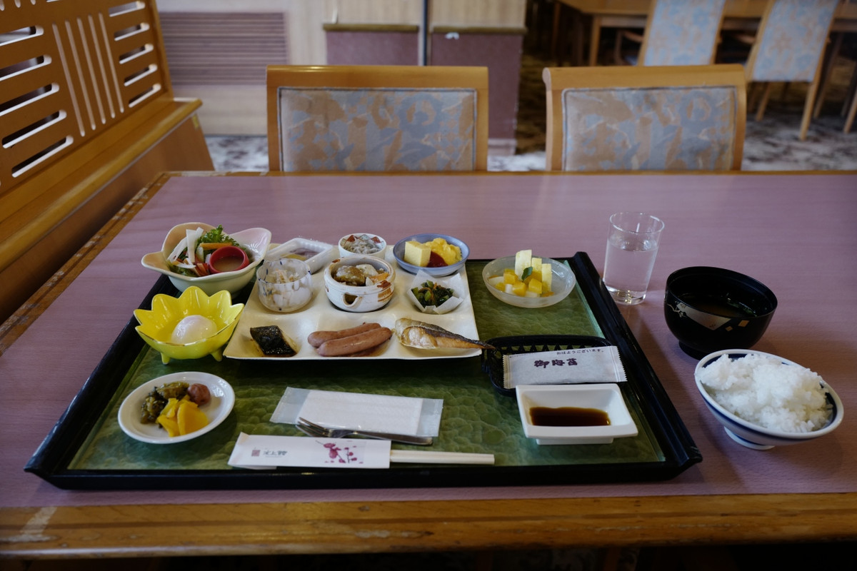 朝食は定番のおかずを盛りつけた和食膳。食事処で頂きます。