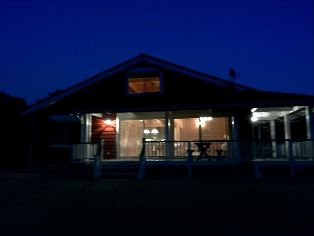 施設の正面 (日没後)