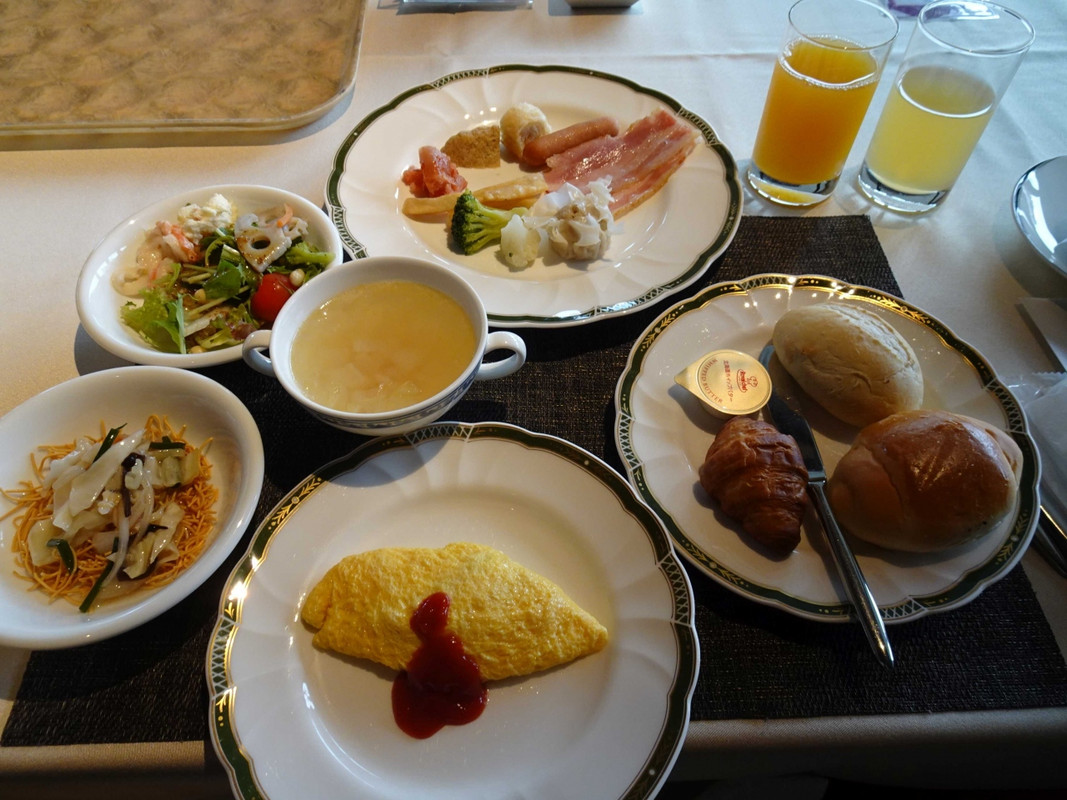 皿うどんなどもある朝食