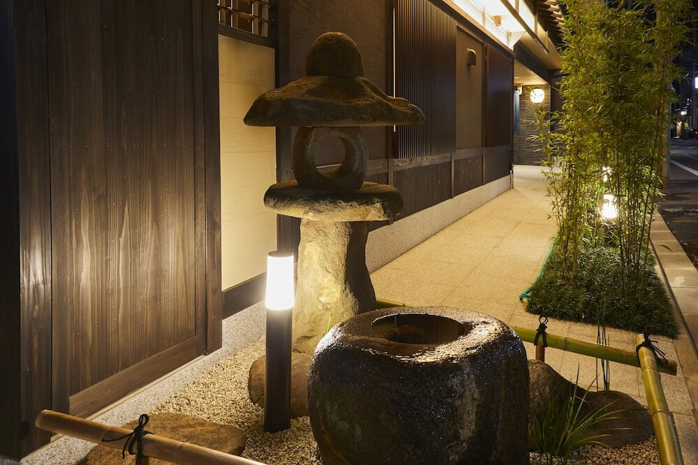 施設の正面 (日没後)