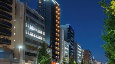 施設の正面 (日没後) / 2