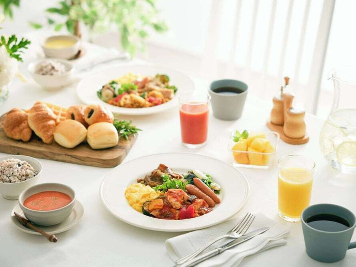 無料とは思えない贅沢な朝食は、お肉やフルーツたっぷりのパワーサラダやスープ、スムージーなどバランスGOOD！