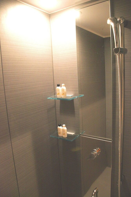 バスルームのシャワー