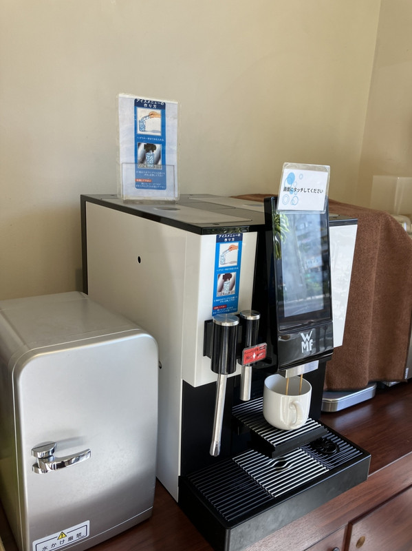 コーヒーメーカー、左にはソフトドリンクコーナーがある