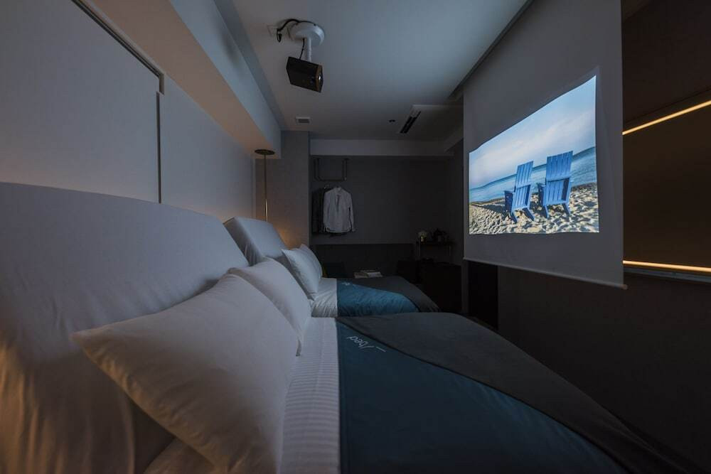 近未来的な空間に気分が上がる♪無料のビールで乾杯！4573293