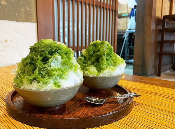 「赤福本店」の赤福氷。抹茶蜜のかかったかき氷。餡とお餅が入っている / 9