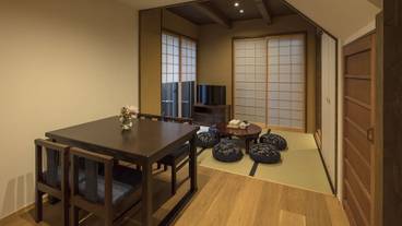 客室内のダイニングエリア / 24