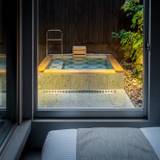 窓はカーテン付きで安心 / 2