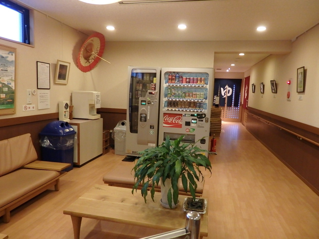 脱衣ｶｺﾞは廊下にあり、自分で持ってはいり自分で片づけます