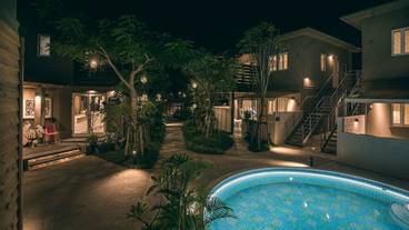 施設の正面 (日没後) / 5