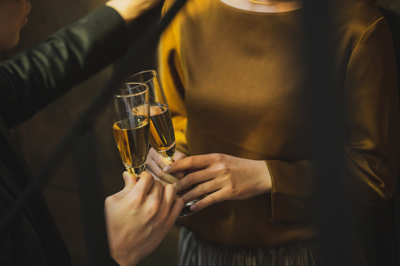 シャンパンで乾杯するカップル