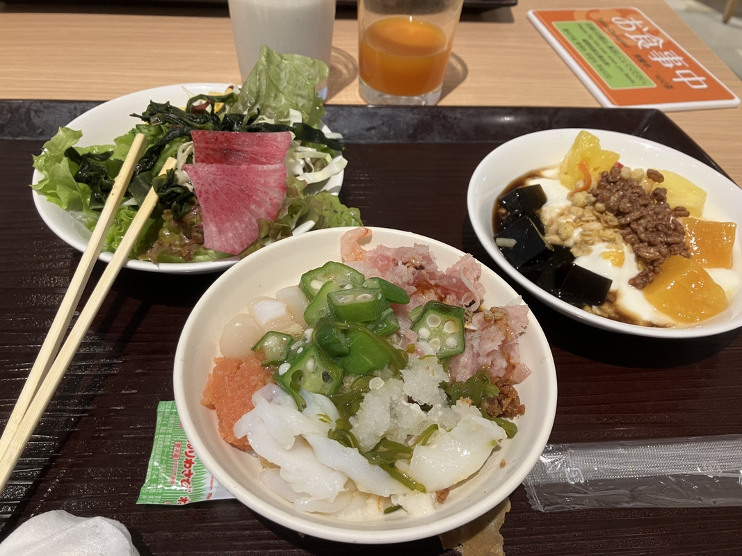 朝食バイキングでは好きなものをトツピング出来る海鮮丼が人気！