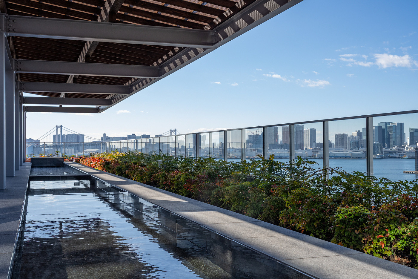 絶景足湯でのんびり。都心のオアシスで至福のひととき3293488