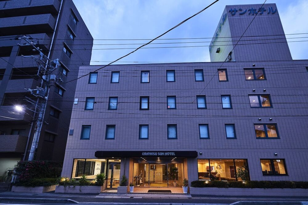 施設の正面 (日没後)