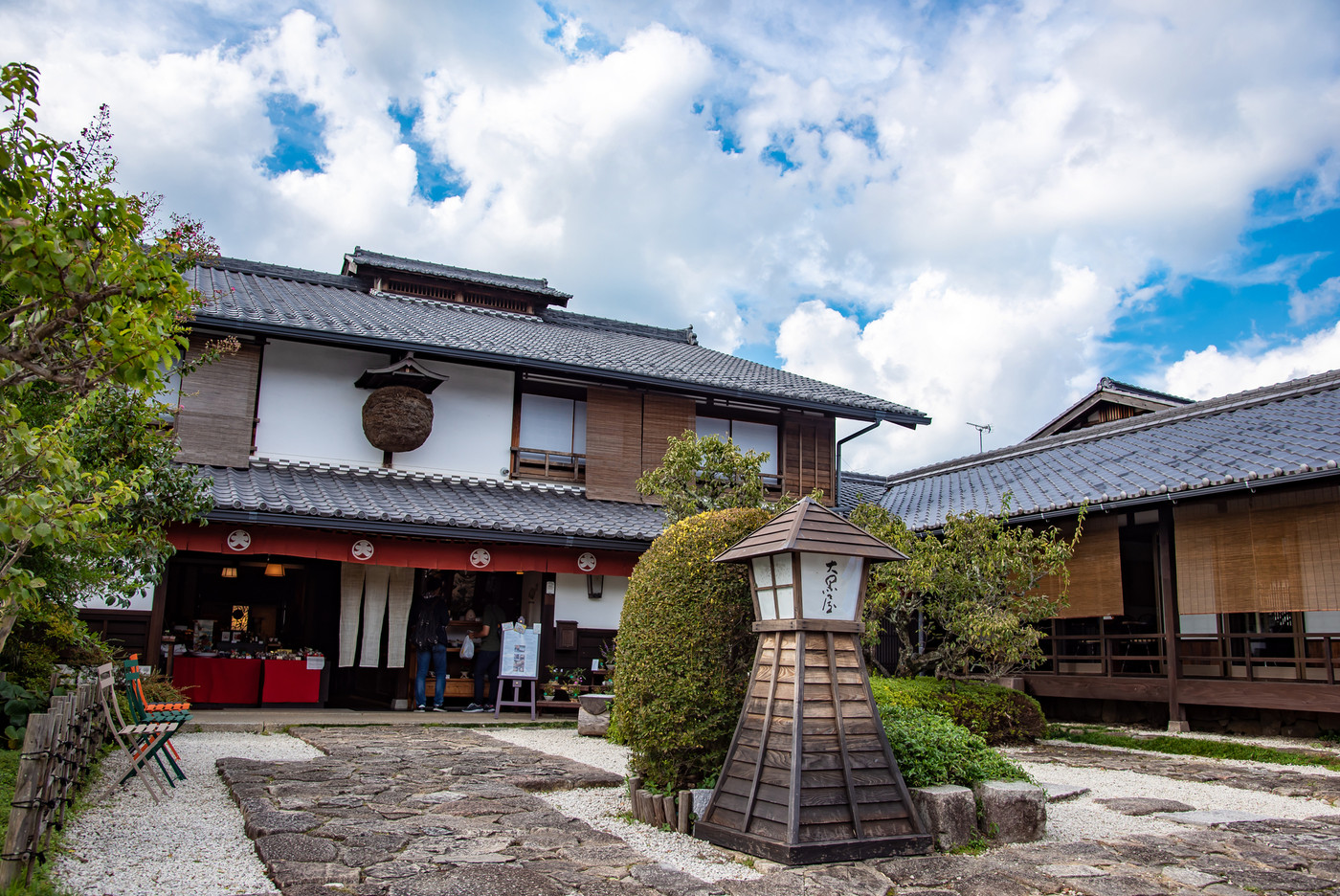 岐阜県　中津川市　馬籠宿　造り酒屋の土産物店