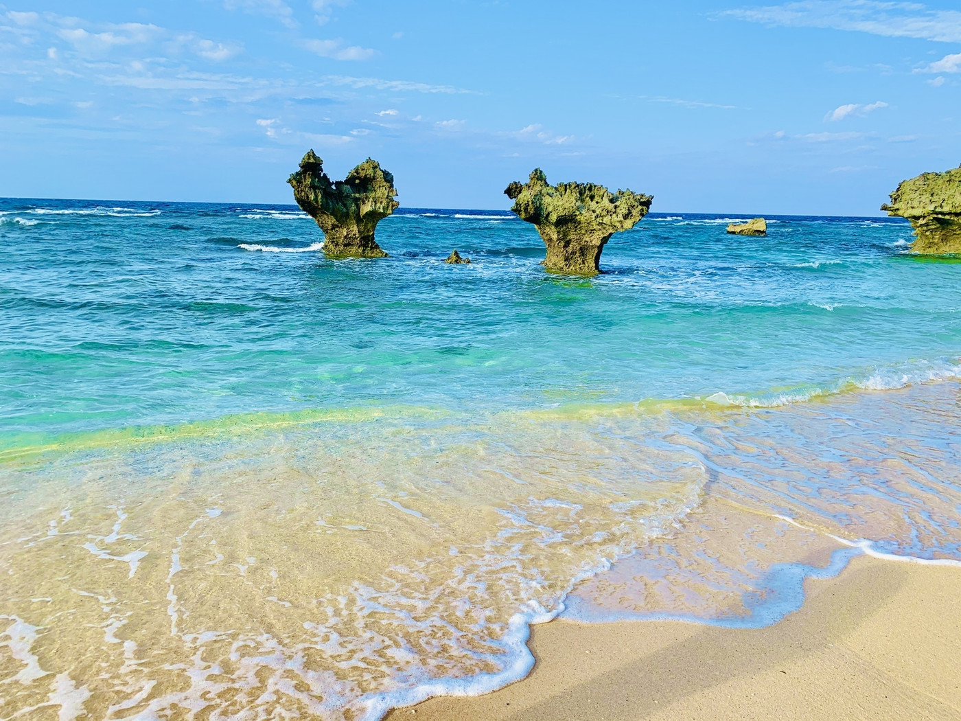 エメラルドグリーンの南国の海のハートロック