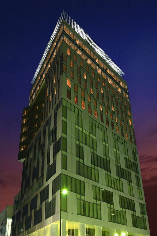 施設の正面 (日没後)