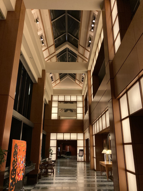 客室への廊下。天井が高いです。