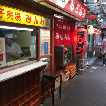 「みんみん」外観 1154696 左手脇では、餃子づくりをしています