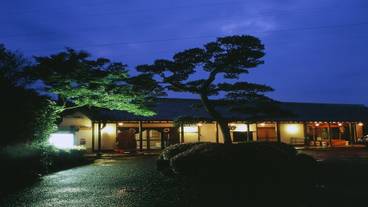 施設の正面 (日没後) / 1