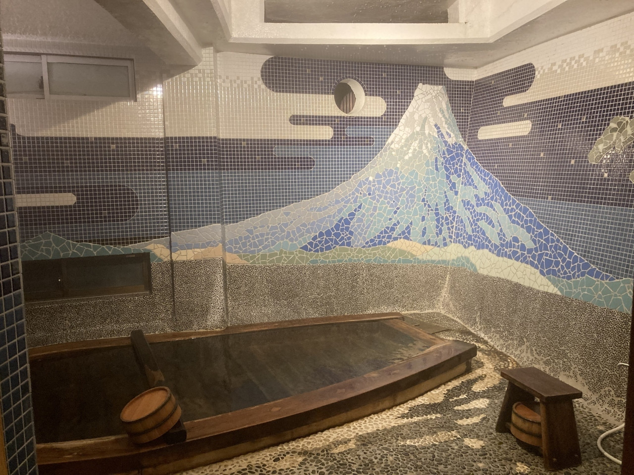 「千と千尋」の映画のモデルになった歴史ある温泉宿3847053