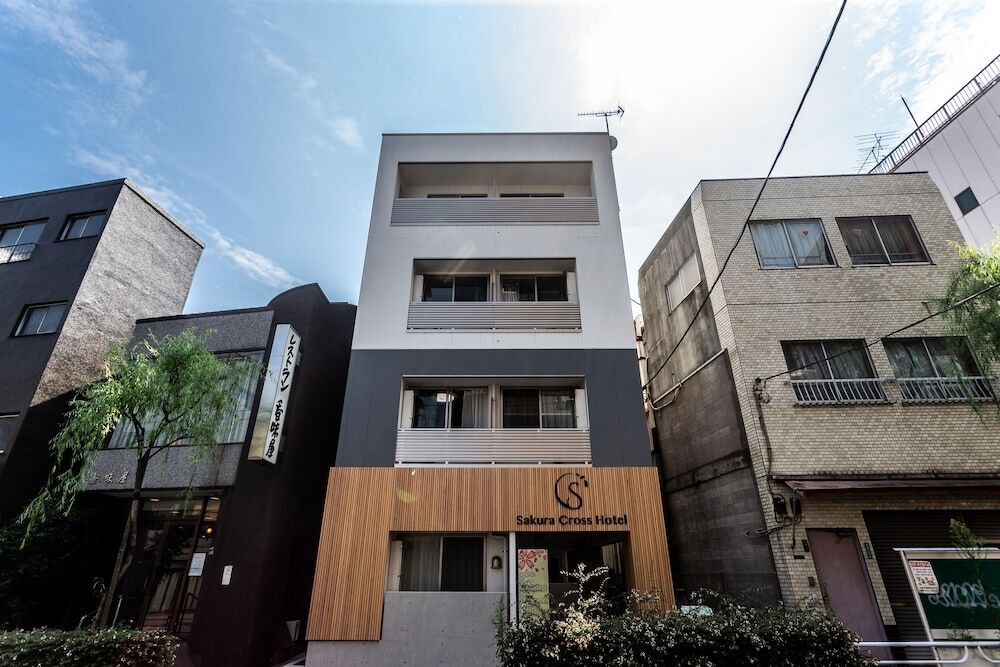 施設の正面 (日没後)