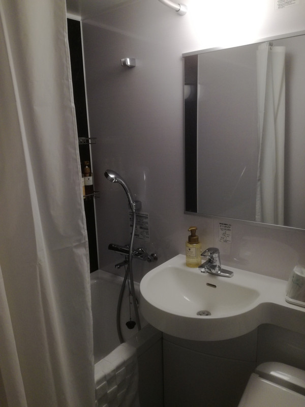 ユニットバスは広め