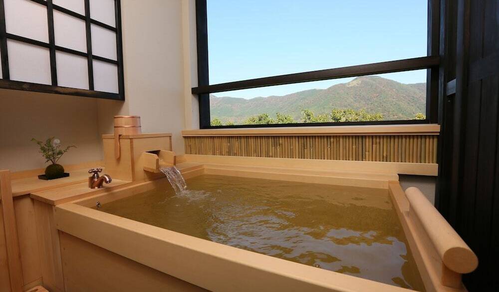 檜の香りで癒し度UP
贅沢な客室露天風呂 / 2