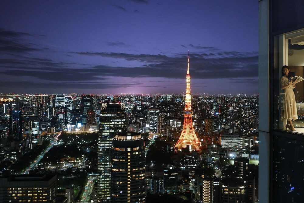 ホテルの高層階に泊まって、二人だけの景色を満喫3405495