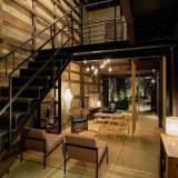 高い天井に走る梁、美しい建具 / 3