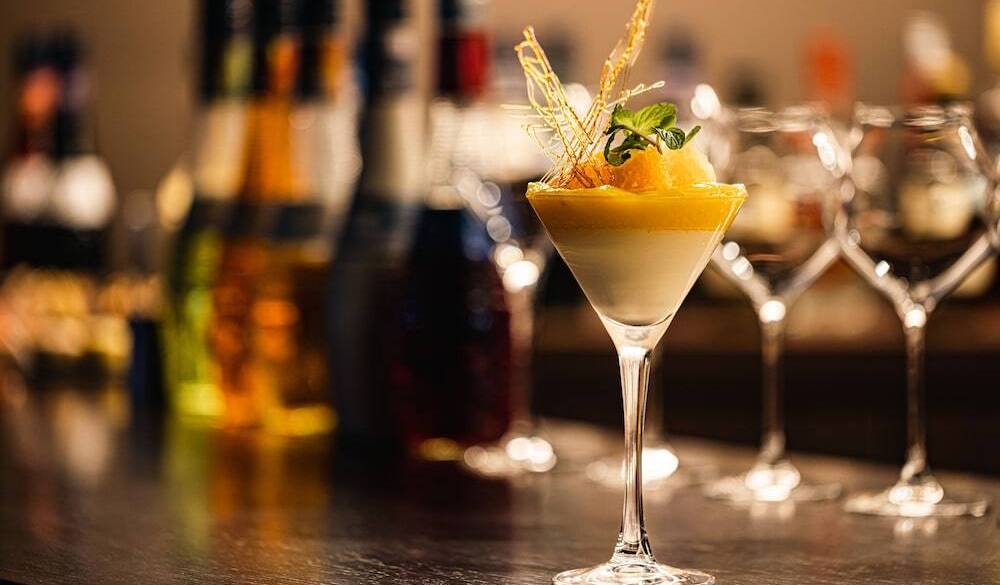 大人が語らうバーで
〆パフェも堪能 / 2