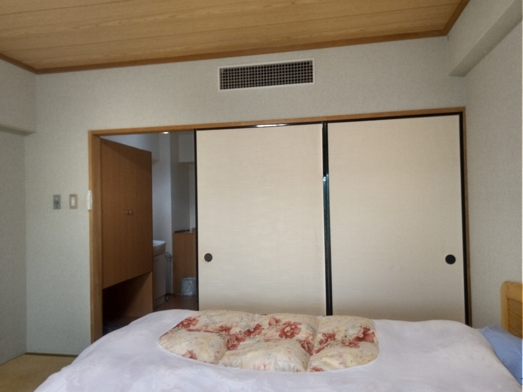 【禁煙】ベッド（10畳・バストイレ付）部屋入口です。