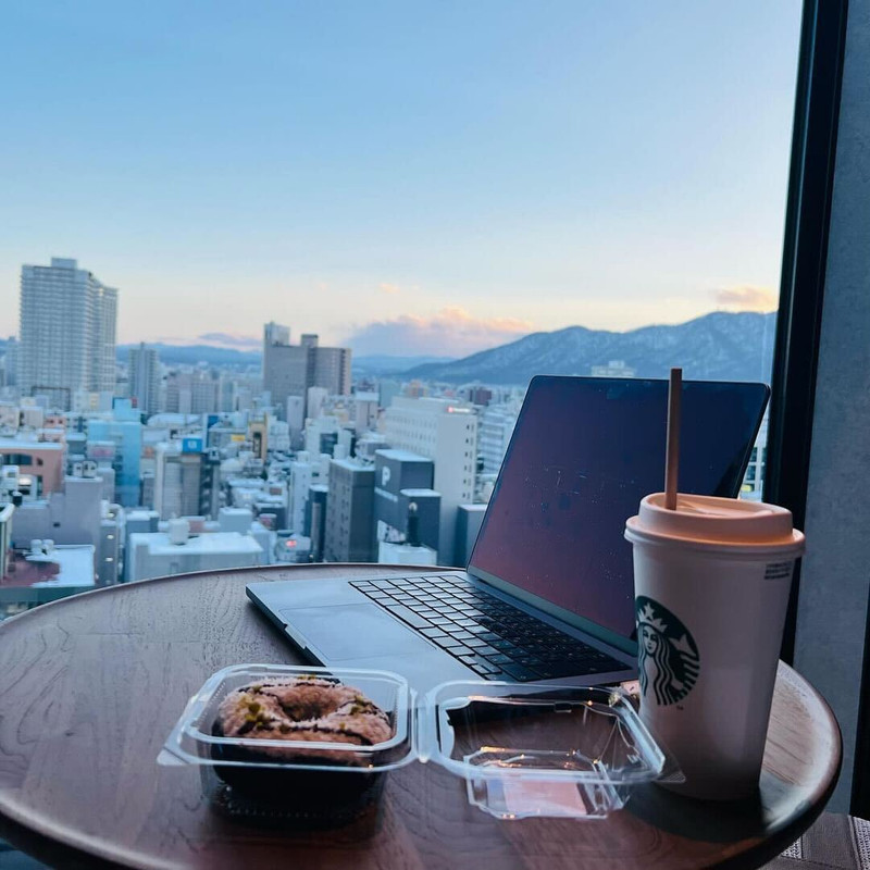 窓が大きく、13階だったのもあって眺望がよく、清々しい気分で仕事ができました。 / 1