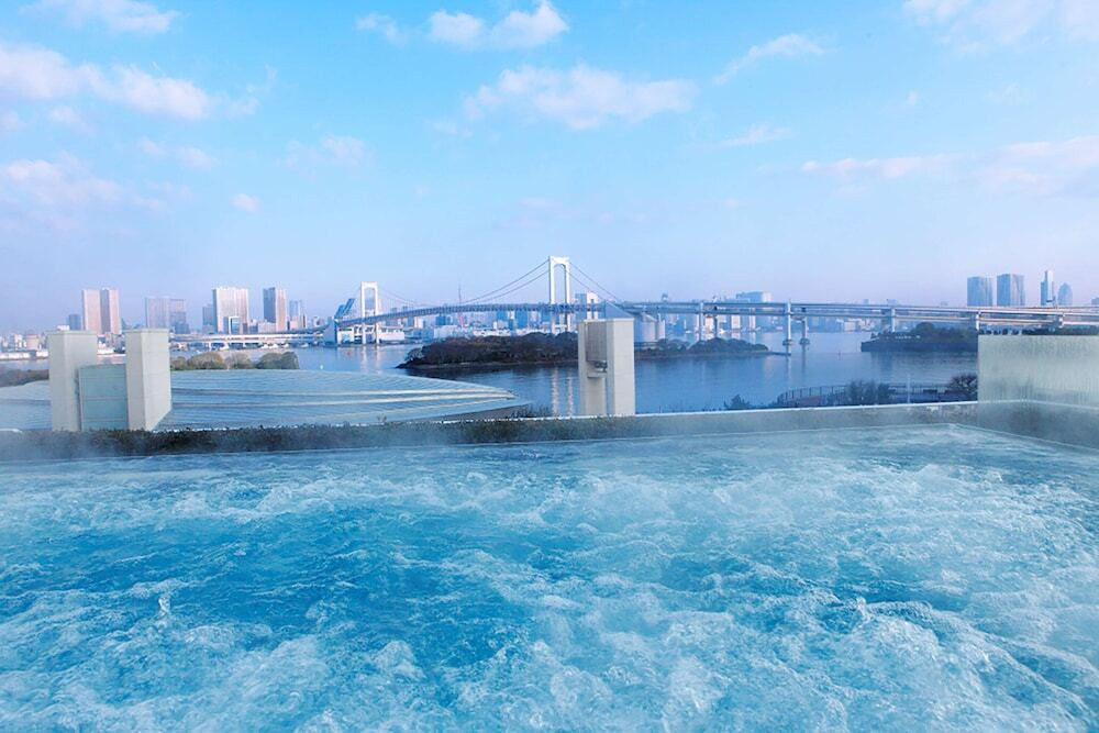 まるでリゾート♪ベイエリアの絶景と共に過ごすプール3980476