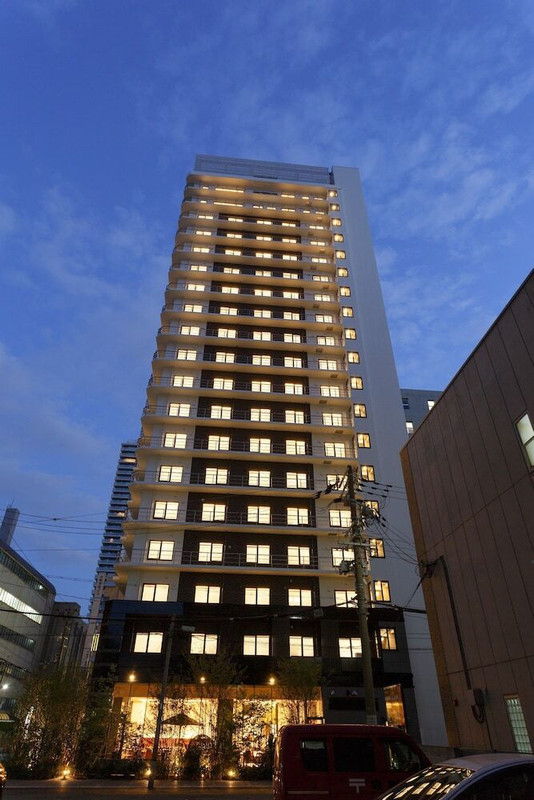 施設の正面 (日没後)