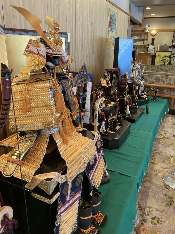 立派な五月人形があるロビー