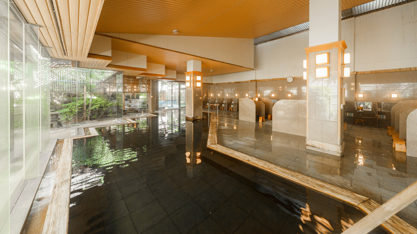 3. 広めの浴場でゆったり癒される「曲水の庭 ホテル玉泉」3484246