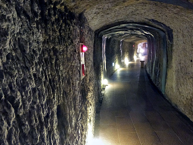 洞窟風呂への通路