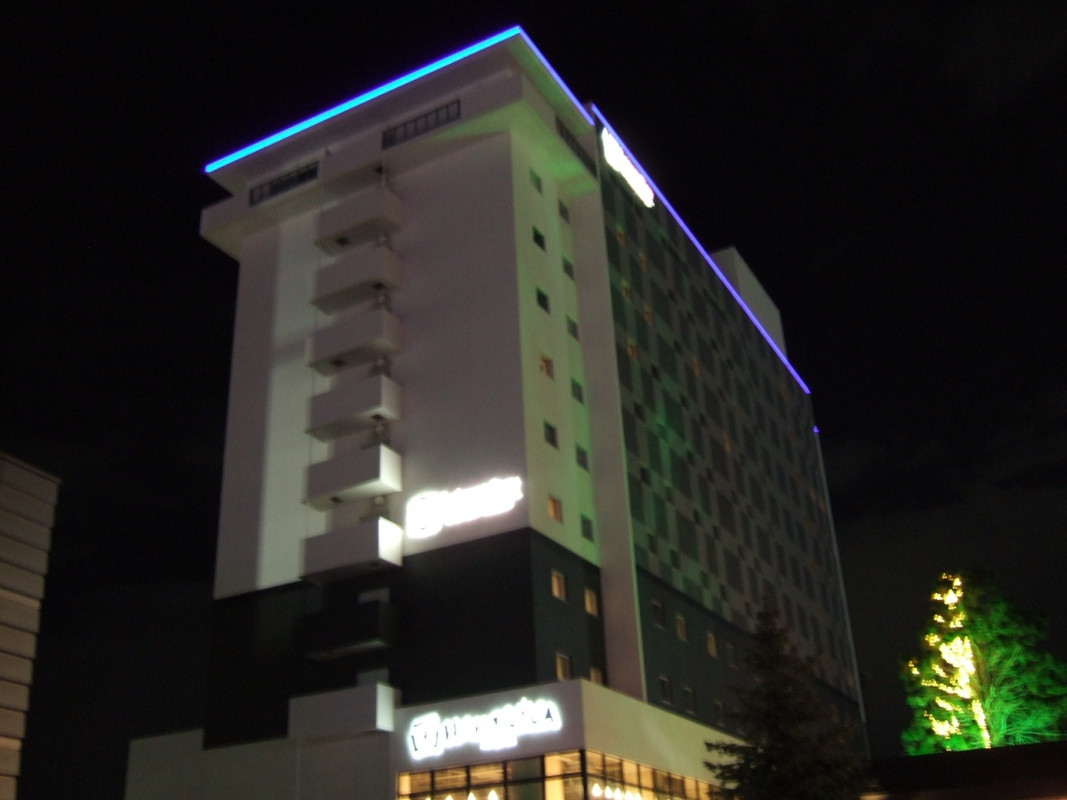 函館駅出てすぐ左のハコビバにあります