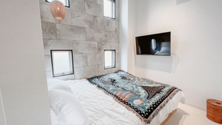 デザイン 4 人部屋 クイーンベッド 1 台ソファーベッド付き