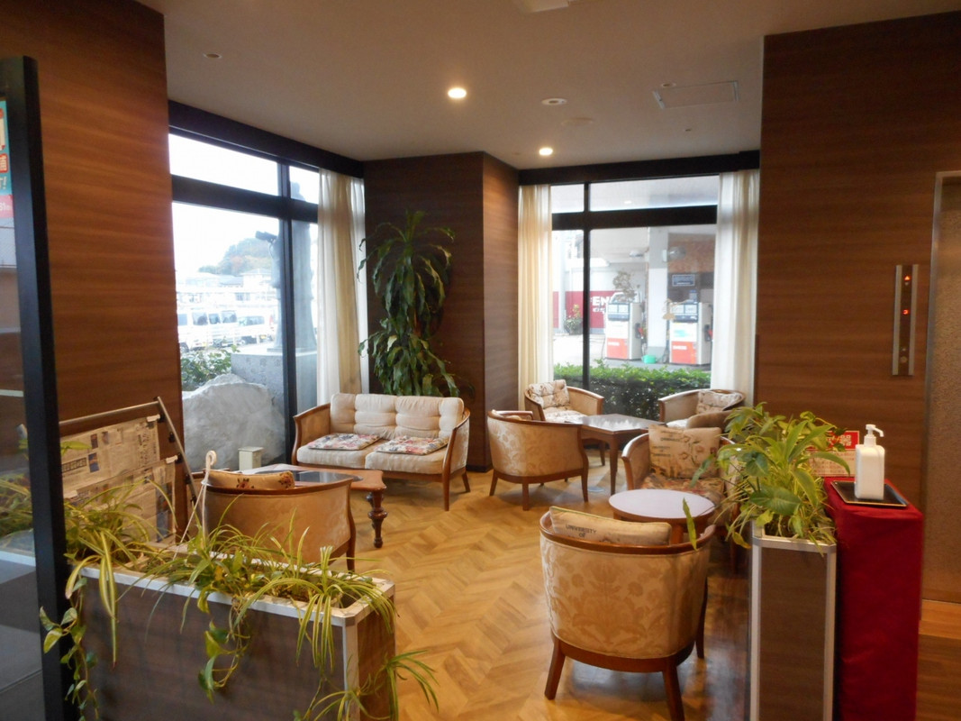 通用口を入ってすぐ左にあるロビーです