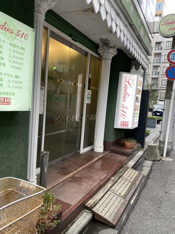 男性用と入り口分かれています