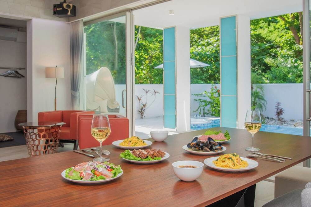 客室内のダイニングエリア