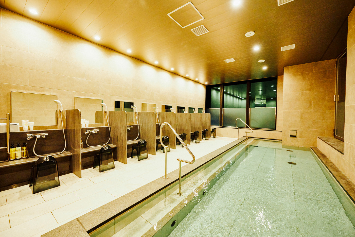 疲れが水と光に溶けていく…大人の「屋上温泉スパ」1982069